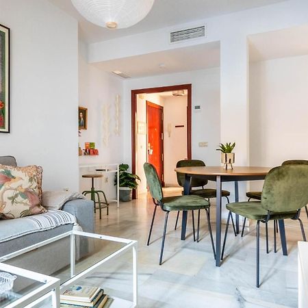Piso Con Patio Privado Y Parking Nervion Sevilla Bagian luar foto