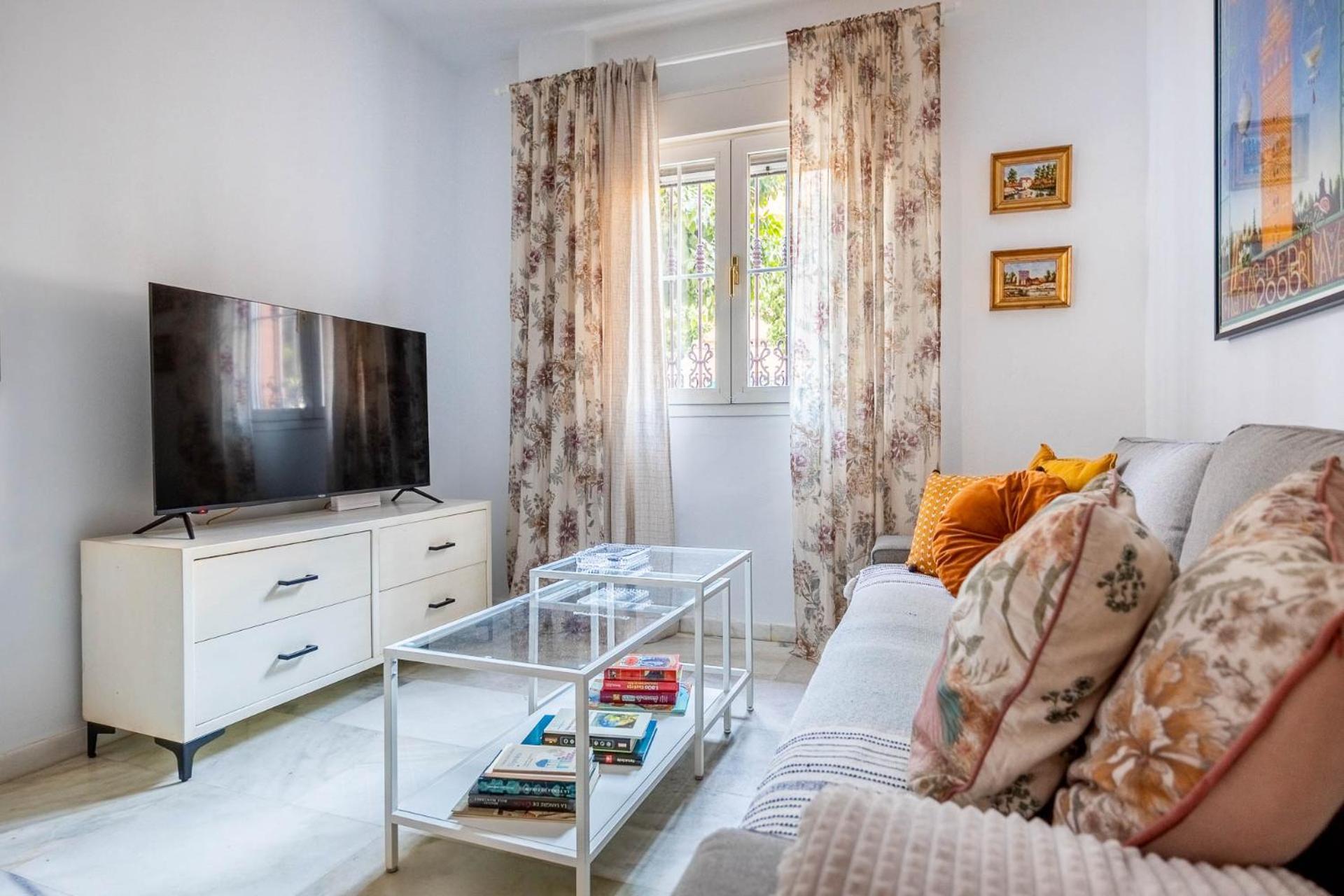 Piso Con Patio Privado Y Parking Nervion Sevilla Bagian luar foto