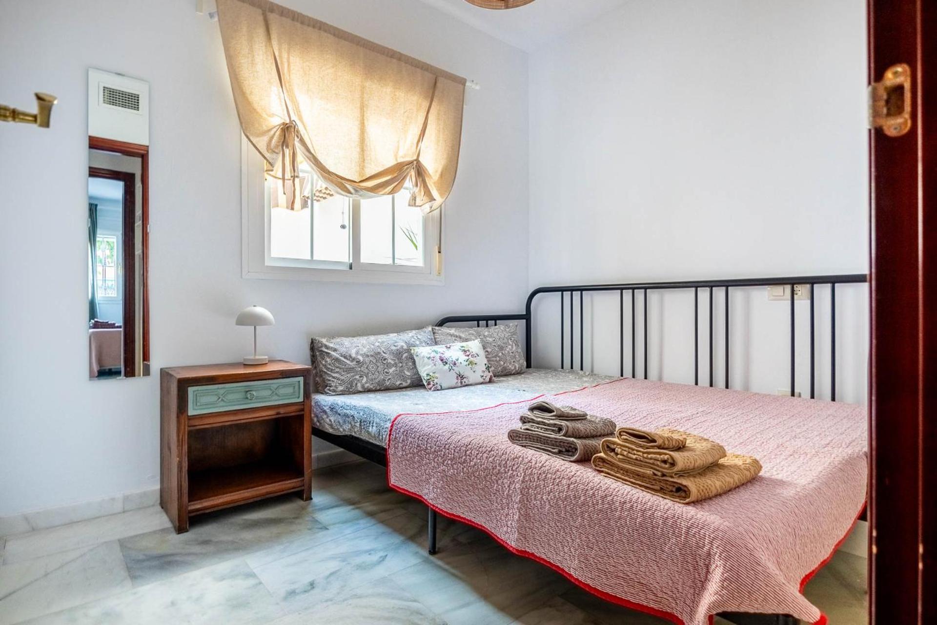 Piso Con Patio Privado Y Parking Nervion Sevilla Bagian luar foto
