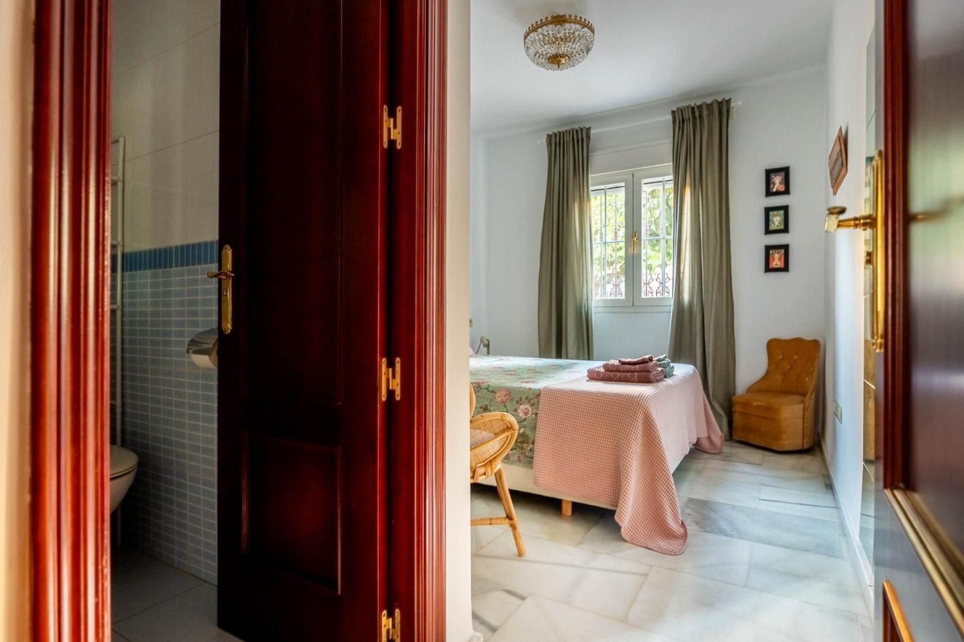 Piso Con Patio Privado Y Parking Nervion Sevilla Bagian luar foto