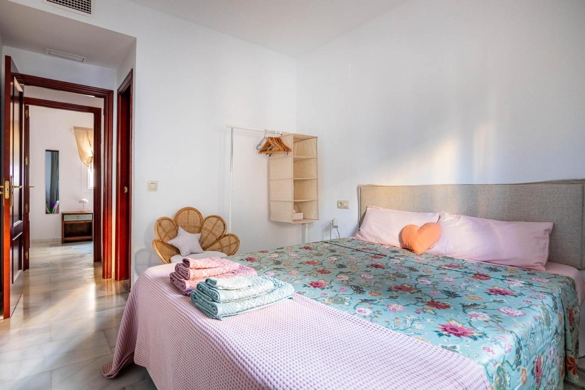 Piso Con Patio Privado Y Parking Nervion Sevilla Bagian luar foto